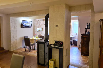 Behagliches Wohnzimmer mit Flexstone (flexibler Sandstein)