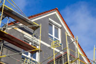 Wärmegedämmte Fassade an einem Neubau