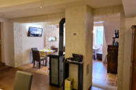 Behagliches Wohnzimmer mit Flexstone (flexibler Sandstein)